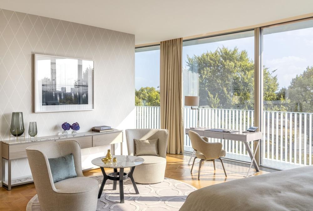 The Fontenay Hamburg Bagian luar foto A guest room at the West Hollywood hotel