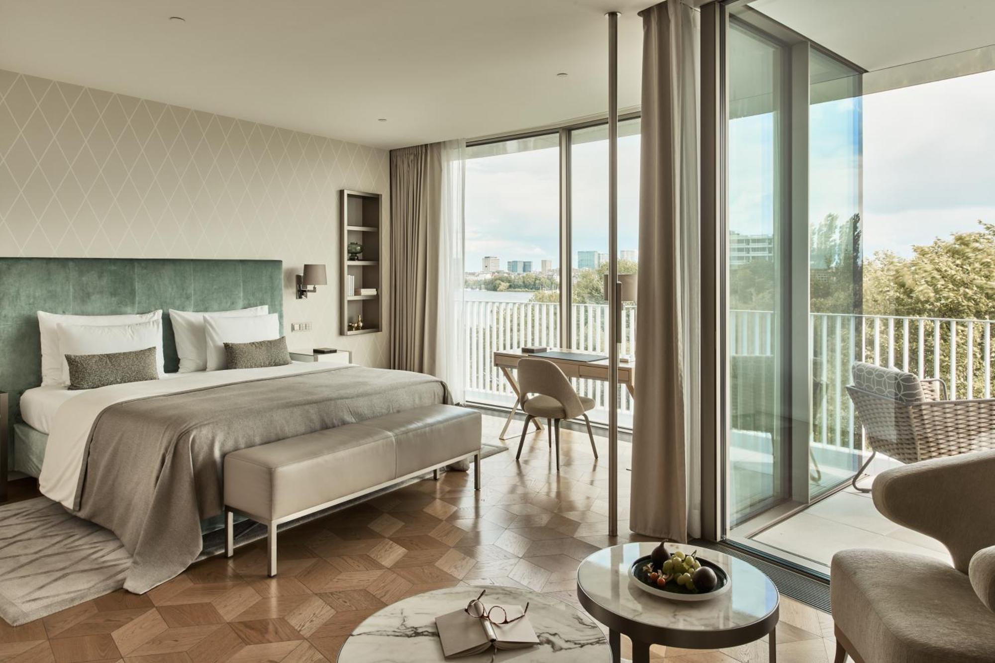 The Fontenay Hamburg Bagian luar foto A bedroom at the London West End