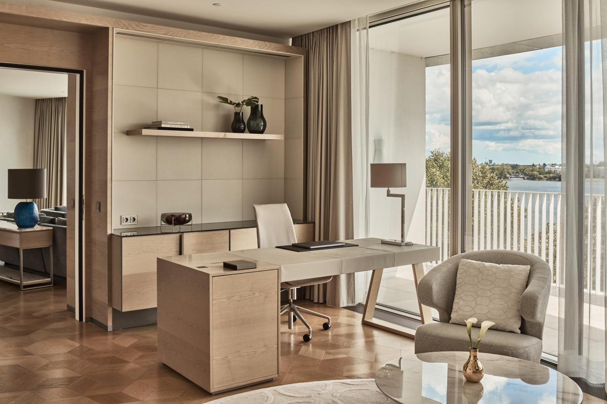 The Fontenay Hamburg Bagian luar foto Office