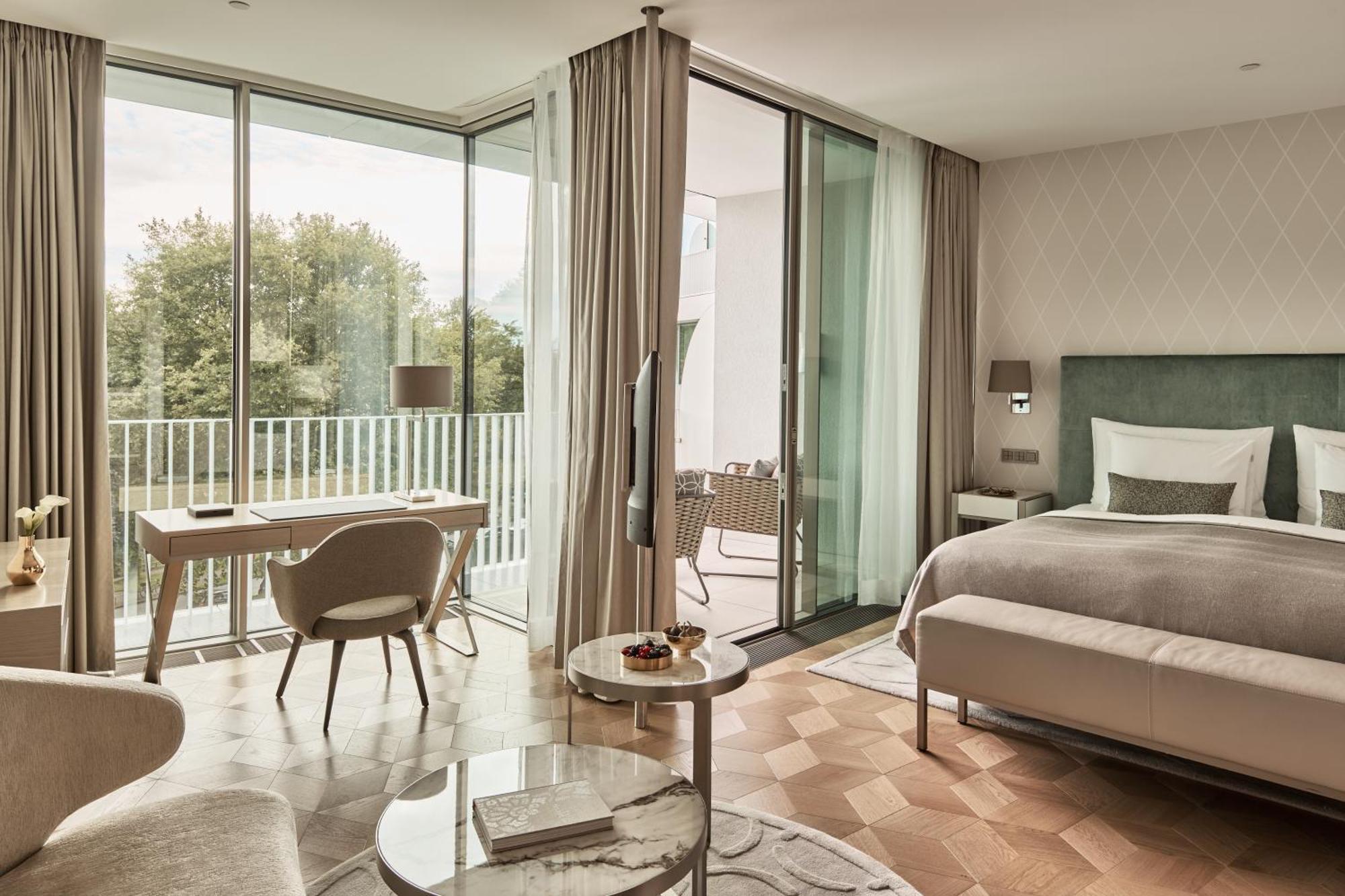 The Fontenay Hamburg Bagian luar foto A room at the hotel