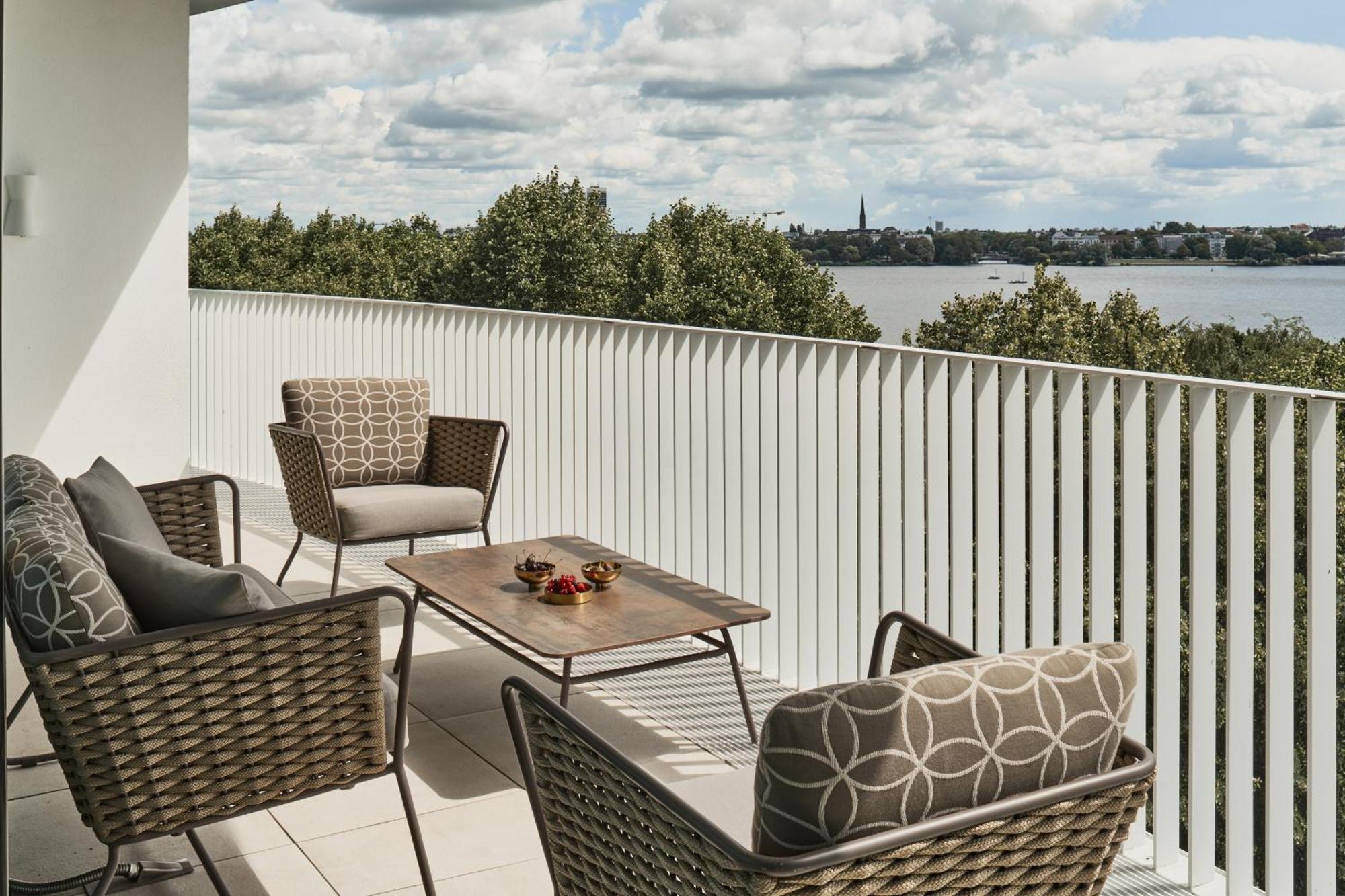 The Fontenay Hamburg Bagian luar foto Balcony
