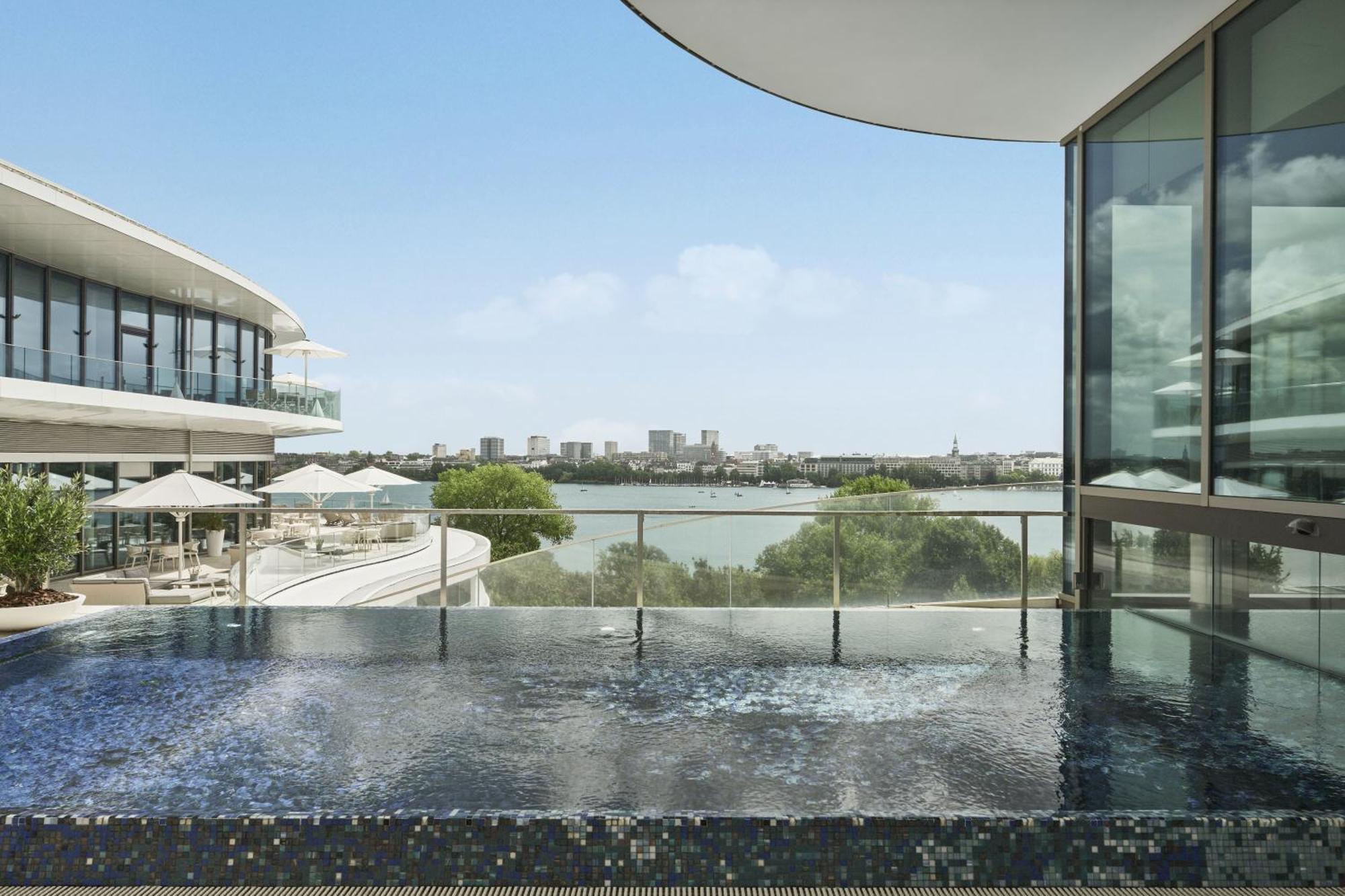 The Fontenay Hamburg Bagian luar foto The pool at the W Brisbane