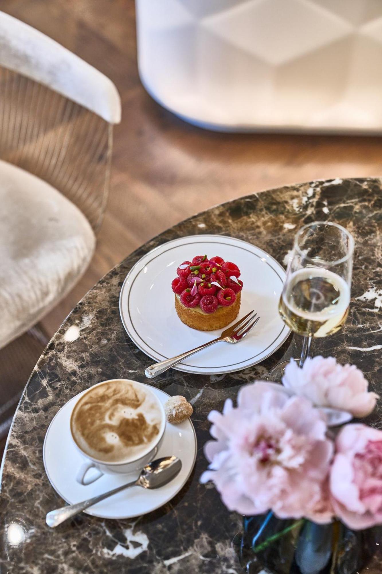 The Fontenay Hamburg Bagian luar foto A raspberry tart