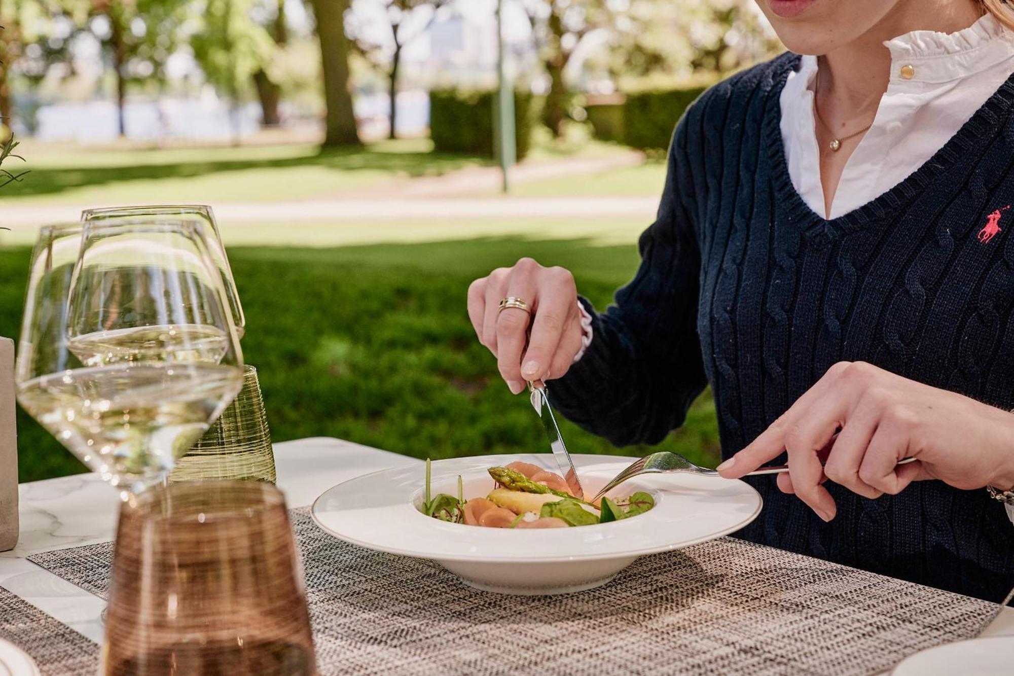The Fontenay Hamburg Bagian luar foto A woman eating a salad
