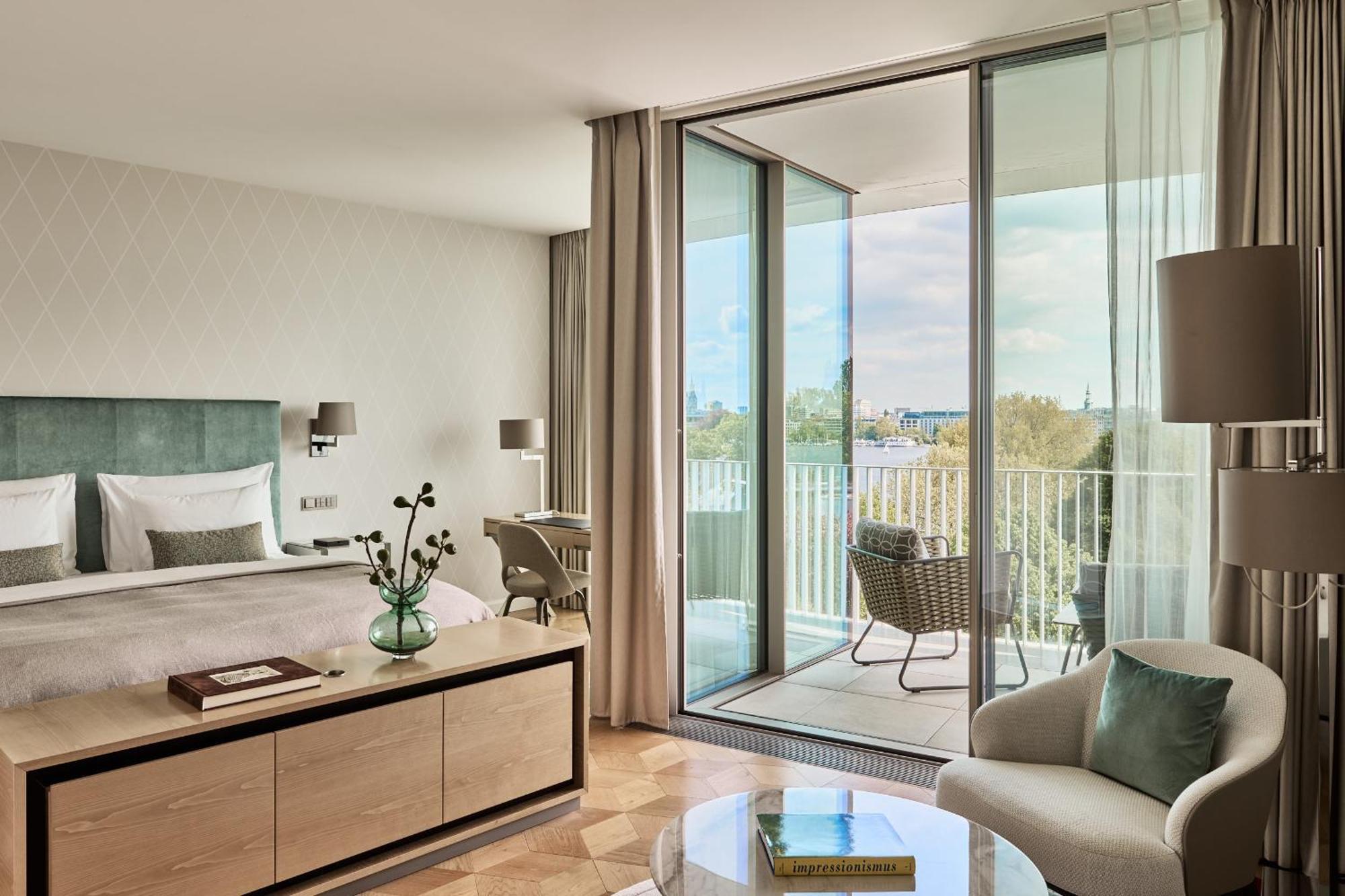 The Fontenay Hamburg Bagian luar foto A bedroom at the hotel