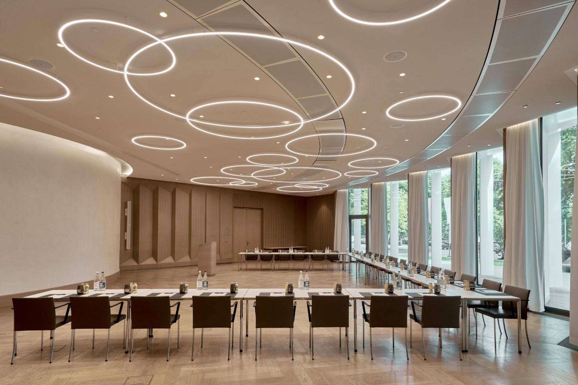 The Fontenay Hamburg Bagian luar foto The conference room