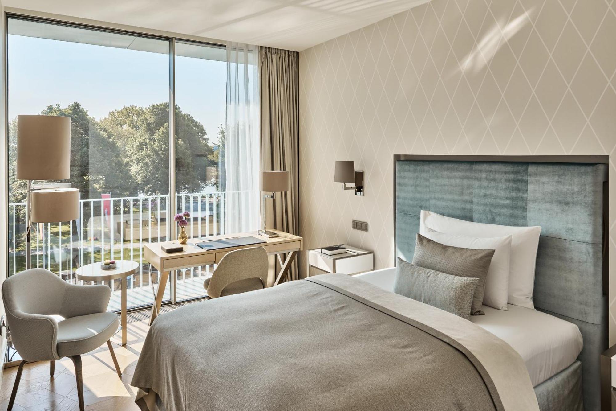 The Fontenay Hamburg Bagian luar foto A room at the hotel