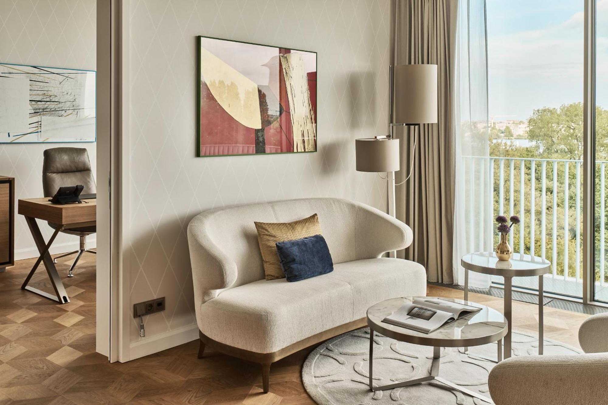 The Fontenay Hamburg Bagian luar foto A living room in a typical apartment
