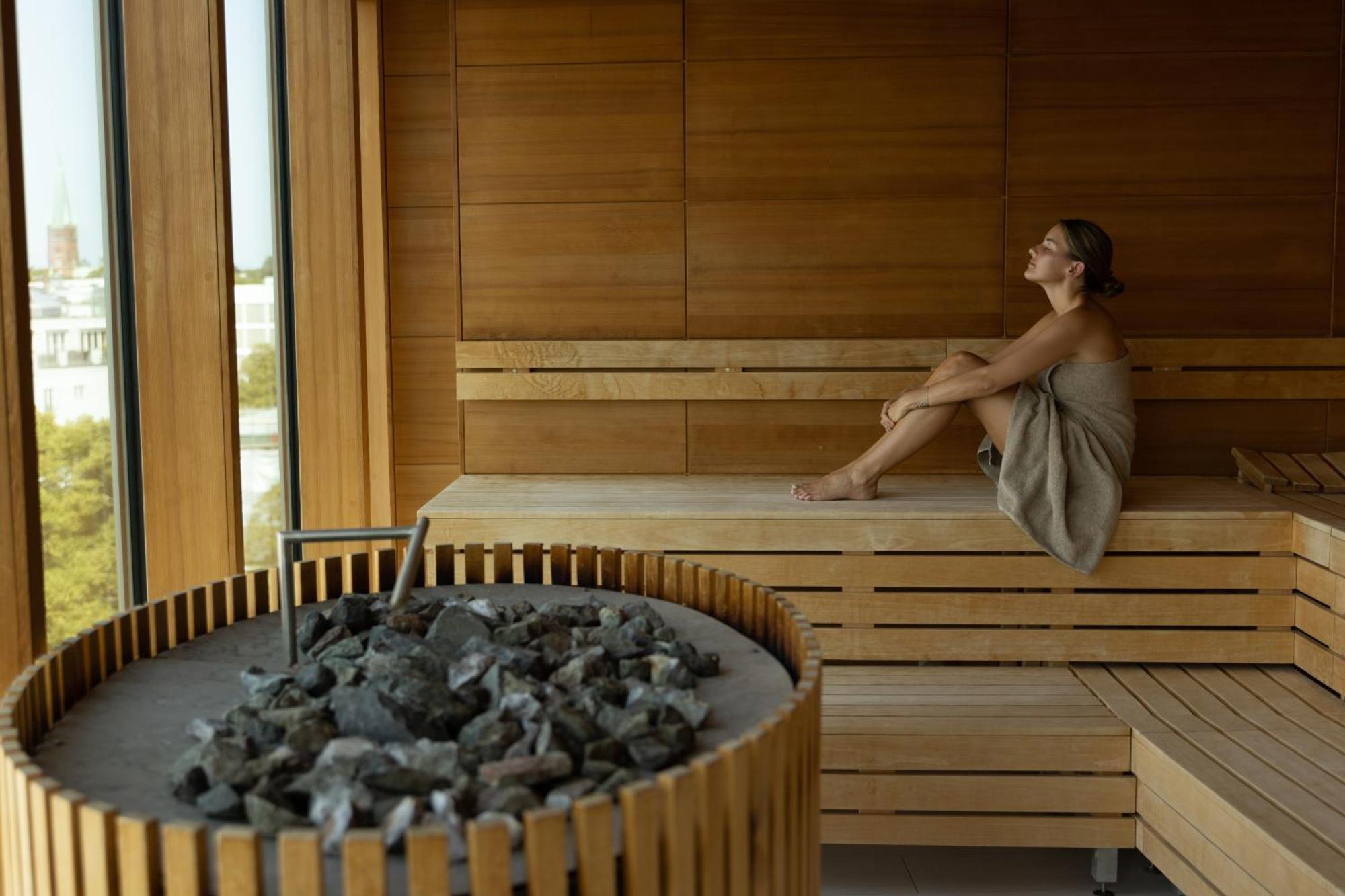 The Fontenay Hamburg Bagian luar foto A woman in a Finnish sauna